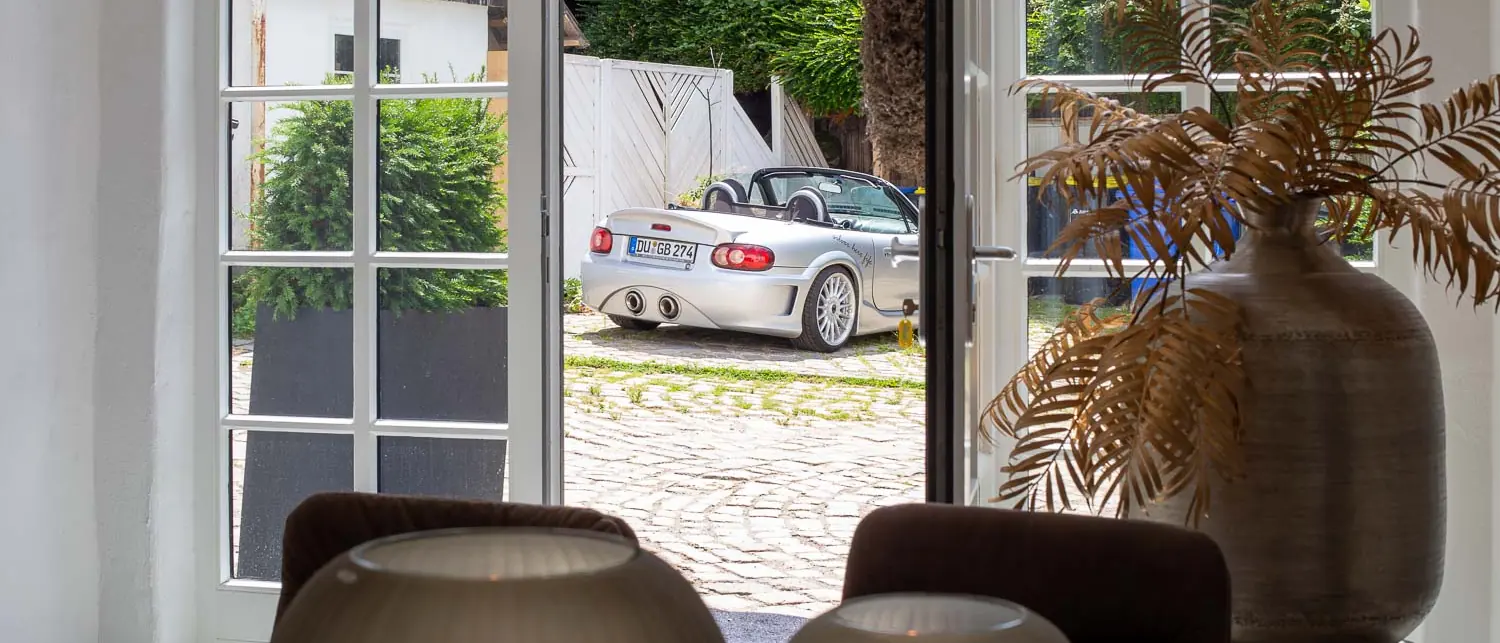 Der Kopfsteinhof vor der Praxis Schönheitsmühle in Ratingen